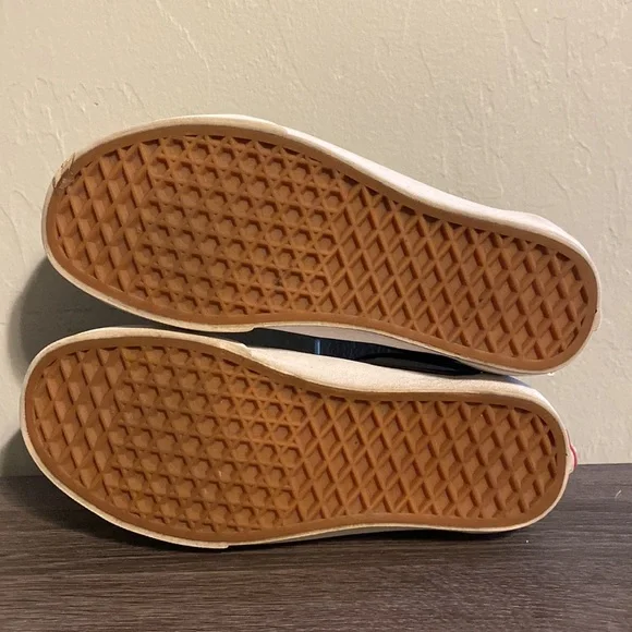 Women’s Vans Old Skool Shoes - Picture 3 of 6